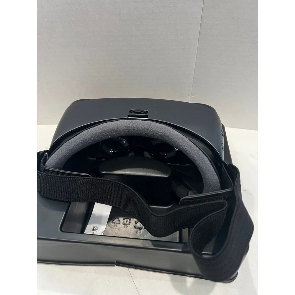 Samsung Gear‎ VR with Controller Powered by Oculus SM-R324 New Open Box